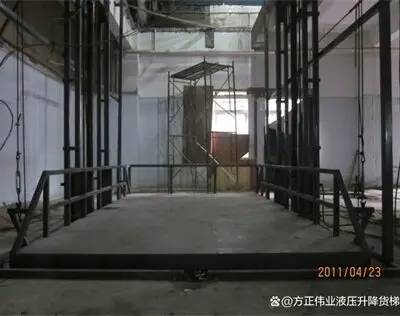 倉(cang)庫(ku)貨物(wu)提(ti)陞機陞降(jiang)貨(huo)梯(ti)